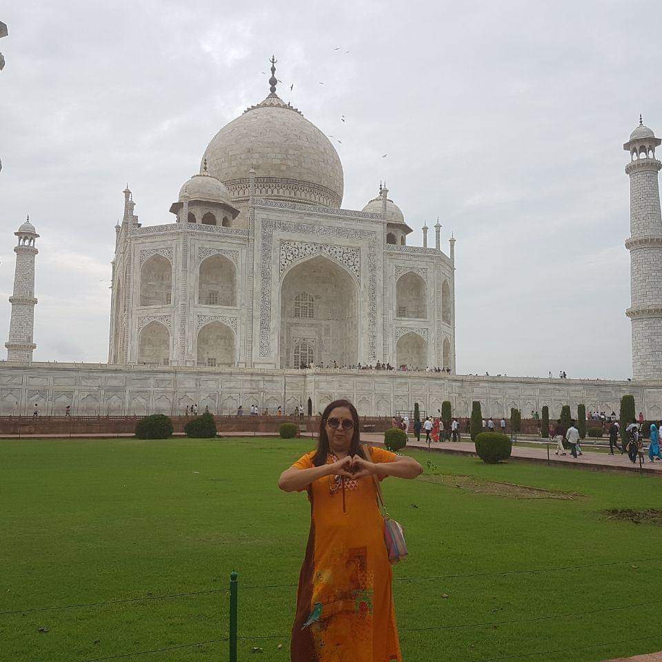 Taj Mahal ao fundo